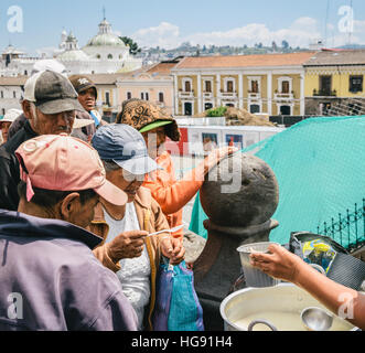 Non identificato le donne ecuadoriane con Bowler Hats. 71,9% del popolo ecuadoriano appartengono al mestizo gruppo etnico durante la trasmissione alimentare Foto Stock