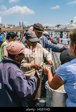 Non identificato le donne ecuadoriane con Bowler Hats. 71,9% del popolo ecuadoriano appartengono al mestizo gruppo etnico durante la trasmissione alimentare Foto Stock