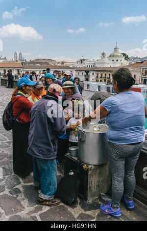 Non identificato le donne ecuadoriane con Bowler Hats. 71,9% del popolo ecuadoriano appartengono al Mestizo gruppo etnico durante la trasmissione alimentare Foto Stock