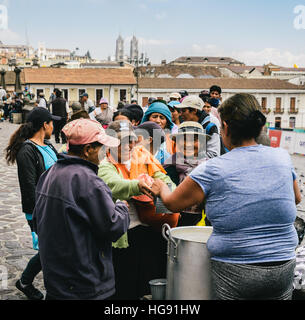 Non identificato le donne ecuadoriane con Bowler Hats. 71,9% del popolo ecuadoriano appartengono al Mestizo gruppo etnico durante la trasmissione alimentare Foto Stock