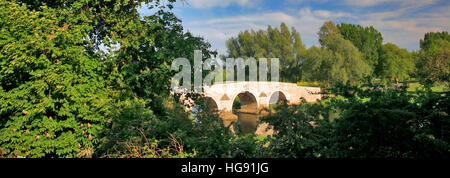 Milton traghetto il ponte di pietra, Ferry Meadows Park, Peterborough, CAMBRIDGESHIRE, England, Regno Unito Foto Stock