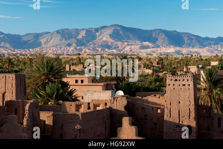 Kasbah Amardil, Skoura, Marocco. Vista dal tetto di uno del Marocco più famoso casbah o castelli, con montagne in lontananza. Foto Stock