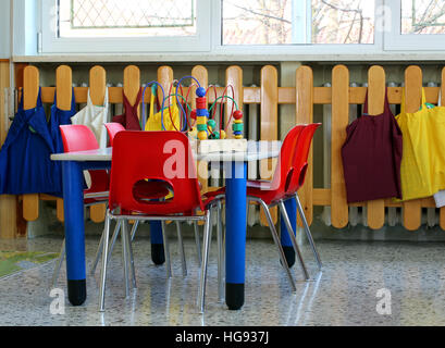 Colorato piccolo tavolo e sedie per bambini Foto stock - Alamy