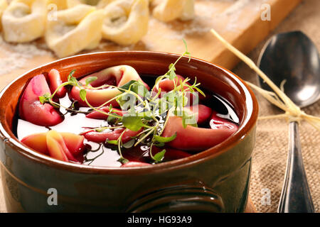 Tradizionale Russo Ucraino borscht vegetali con gnocchi di patate e le erbe aromatiche Foto Stock