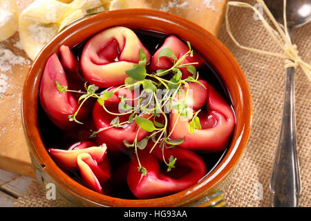 Tradizionale Russo Ucraino borscht vegetali con gnocchi di patate e le erbe aromatiche Foto Stock