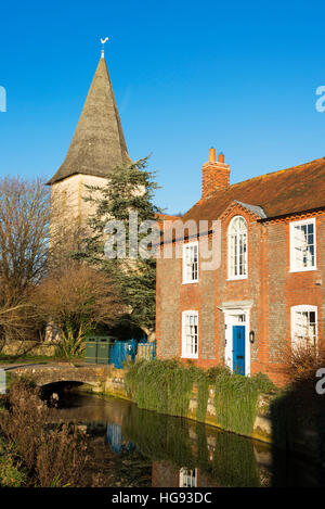 Un luminoso pomeriggio invernale nello storico e pittoresco villaggio costiero di Bosham, West Sussex, Regno Unito Foto Stock