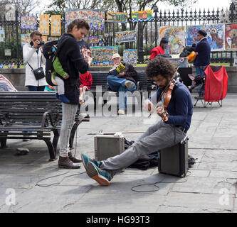 L uomo e la donna con il bambino musicista di strada in Jackson Square, New Orleans Foto Stock