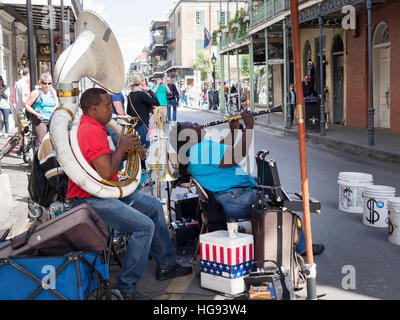 Buskers giocando sulla Royal Street a New Orleans Foto Stock