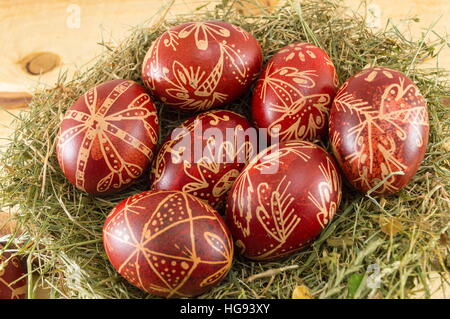 Cera dipinte di rosso le uova di Pasqua Foto Stock