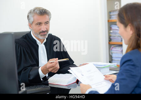 Donna firma contratto in avvocati office Foto Stock