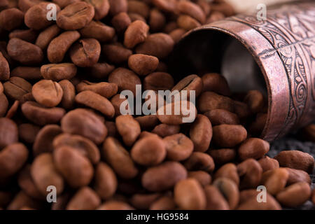 I semi di caffè pronto per essere macinati mediante un tradizionale bagno turco macinino da caffè. Foto Stock