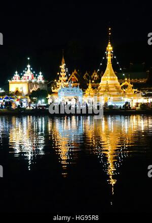Birmano stile architettonico di Wat Chong Klang e Wat Chong Kham di notte. Mae Hong Son, Thailandia del Nord Foto Stock