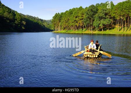 Dicembre 16, 2016-Pang Oung, Mae Hong Son, Thailandia: Bamboo zattera galleggiante in acqua chiara in mattina a Pang Oung Lago (Pang Tong serbatoio) Foto Stock