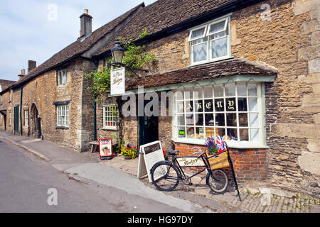L'attraente panetteria tradizionale nel villaggio di Lacock, Wiltshire, Inghilterra, Regno Unito Foto Stock