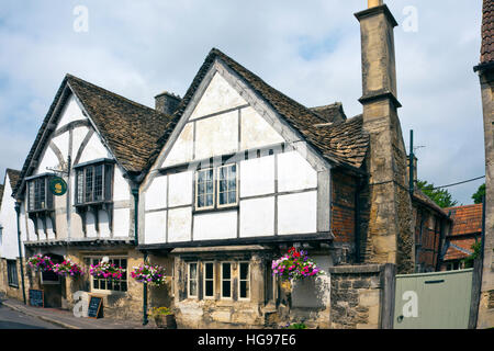 "Nel segno del Angel' ex locanda e ristorante nel villaggio di Lacock, Wiltshire, Inghilterra, Regno Unito Foto Stock