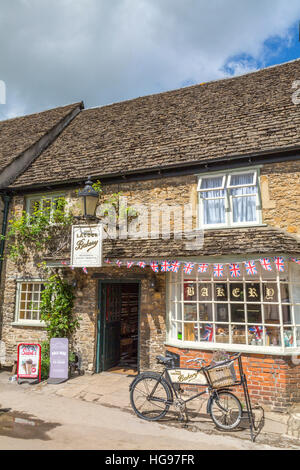 L'attraente panetteria tradizionale nel villaggio di Lacock, Wiltshire, Inghilterra, Regno Unito Foto Stock