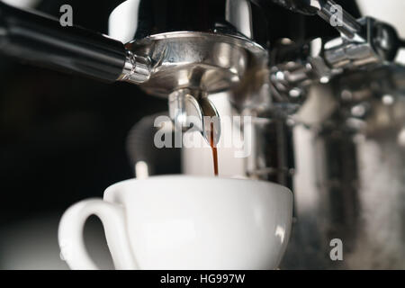 Caffè del processo di estrazione dalla macchina per espresso professionale Foto Stock