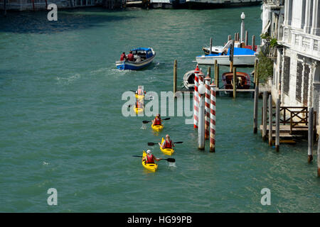 Venezia, Italia - 9 Settembre 2016: Kayak sul canale di Venezia, Italia. Persone non identificate visibile. Foto Stock