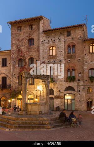 Crepuscolo in Piazza della Cisterna, San Gimignano, Toscana, Italia Foto Stock