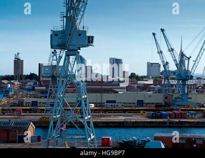 Vista sul porto di Portsmouth un grande navali e civili di porto in Hampshire REGNO UNITO Inghilterra con gru Foto Stock