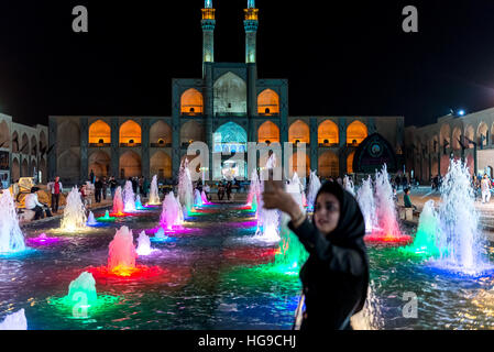 Vista notturna della facciata anteriore di Amir Chakhmaq complesso sulla omonima Piazza nella città di Yazd, Iran Foto Stock
