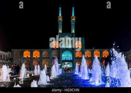 Vista notturna della facciata anteriore di Amir Chakhmaq complesso sulla omonima Piazza nella città di Yazd, Iran Foto Stock