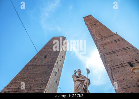 Le due Torri di Bologna Foto Stock