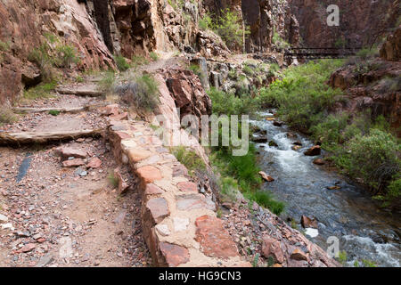 Il North Kaibab Sentiero di attraversamento Bright Angel Creek in Vishnu metamorfico. Parco Nazionale del Grand Canyon, Arizona Foto Stock