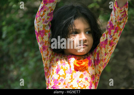 Little Indian ragazza in un buon umore Foto Stock