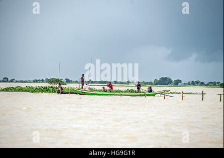 Strade, i campi agricoli e le case sono sommerse da acqua durante un alluvione del delta di Irrawaddy in Myanmar (Birmania). Foto Stock