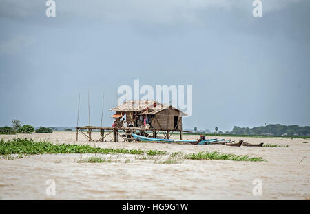 Strade, i campi agricoli e le case sono sommerse da acqua durante un alluvione del delta di Irrawaddy in Myanmar (Birmania). Foto Stock