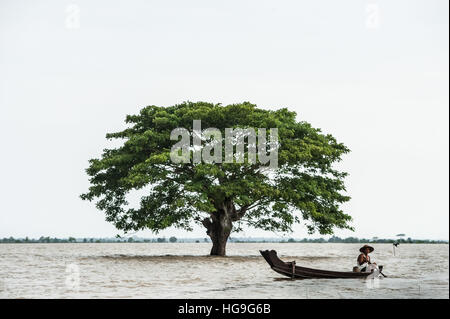 Un locale viaggi in barca durante le inondazioni del delta di Irrawaddy in Myanmar Foto Stock