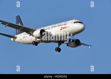 Swiss International Airlines Star Alliance Airbus A320-214 HB-IJN l'atterraggio all'Aeroporto di Londra Heathrow Foto Stock