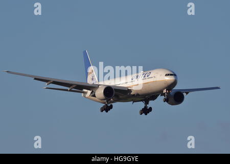 United Airlines Boeing 777-200 ER N224UA atterraggio all'Aeroporto Heathrow di Londra, Regno Unito Foto Stock