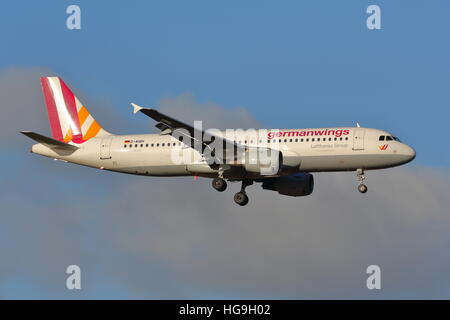 Germanwings Airbus A320 D-AIQH atterraggio all'Aeroporto Heathrow di Londra, Regno Unito Foto Stock