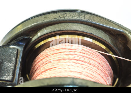 Close up bobina Baitcasting isolati su sfondo bianco Foto Stock