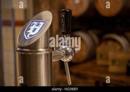 Shiny birra tocca a 'Hertog Jan' Brewery in Arcen, Limburgo, Paesi Bassi Foto Stock