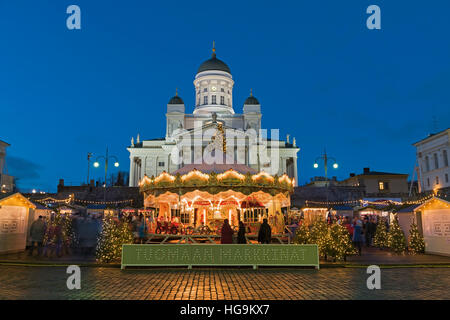 Mercato di Natale la cattedrale e la Piazza del Senato a Helsinki Finlandia Foto Stock