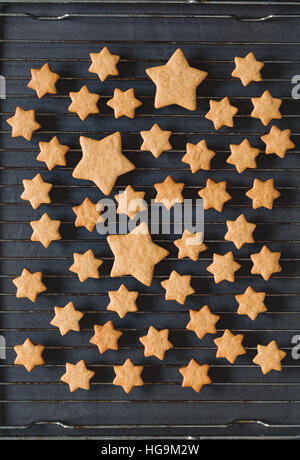 Stelle biscotti di forma su di un raffreddamento per rack, vista dall'alto. Foto Stock