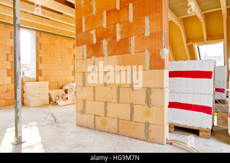 Immagine interna di un telaio in legno capriata costruzione su una nuova casa Foto Stock