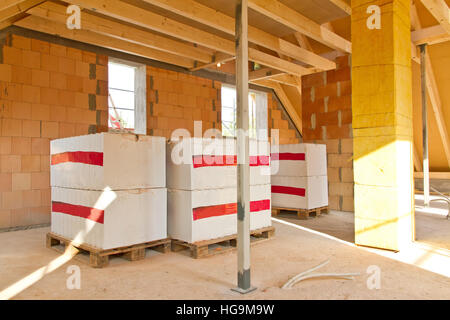 Immagine interna del tetto, costruzione di travatura reticolare su di una nuova casa. Nelle schede di background per l'isolamento. Foto Stock