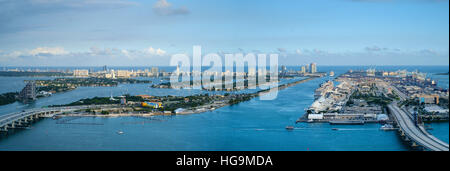 Miami, Florida, Stati Uniti d'America. Panoramica vista aerea della baia e dock di Miami. Inverno 2016. Foto Stock