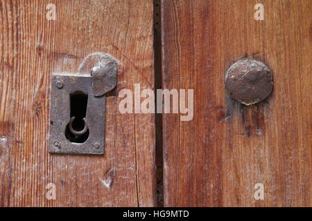 Foro per la chiave in un legno porta vecchia Foto Stock