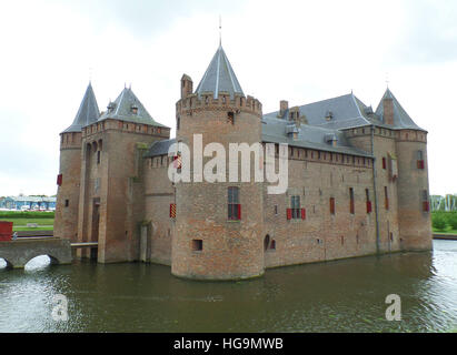 Il Muiderslot o il castello di Muiden, il famoso castello medievale in Paesi Bassi Foto Stock