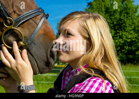 Ragazza adolescente amore suo cavallo Foto Stock