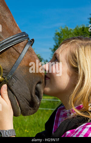 Ragazza adolescente amore suo cavallo Foto Stock