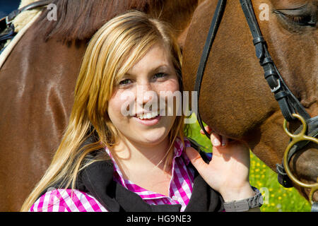 Ritratto di un adolescente sorridente con il suo cavallo Foto Stock