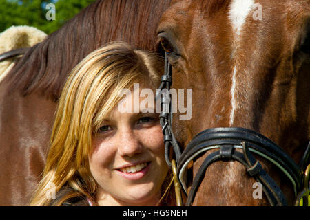 Ritratto di un felice ragazza e il suo cavallo Foto Stock