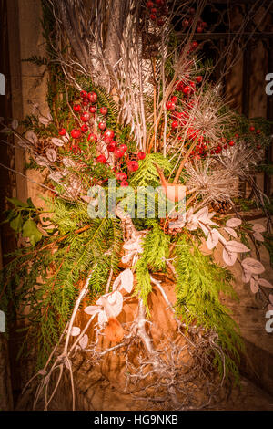 Natale decorazioni di fiori alla Cattedrale di Lincoln, Inghilterra. Foto Stock