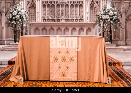 Altare maggiore con decorazioni di fiori per natale a Cattedrale di Lincoln, Inghilterra Foto Stock